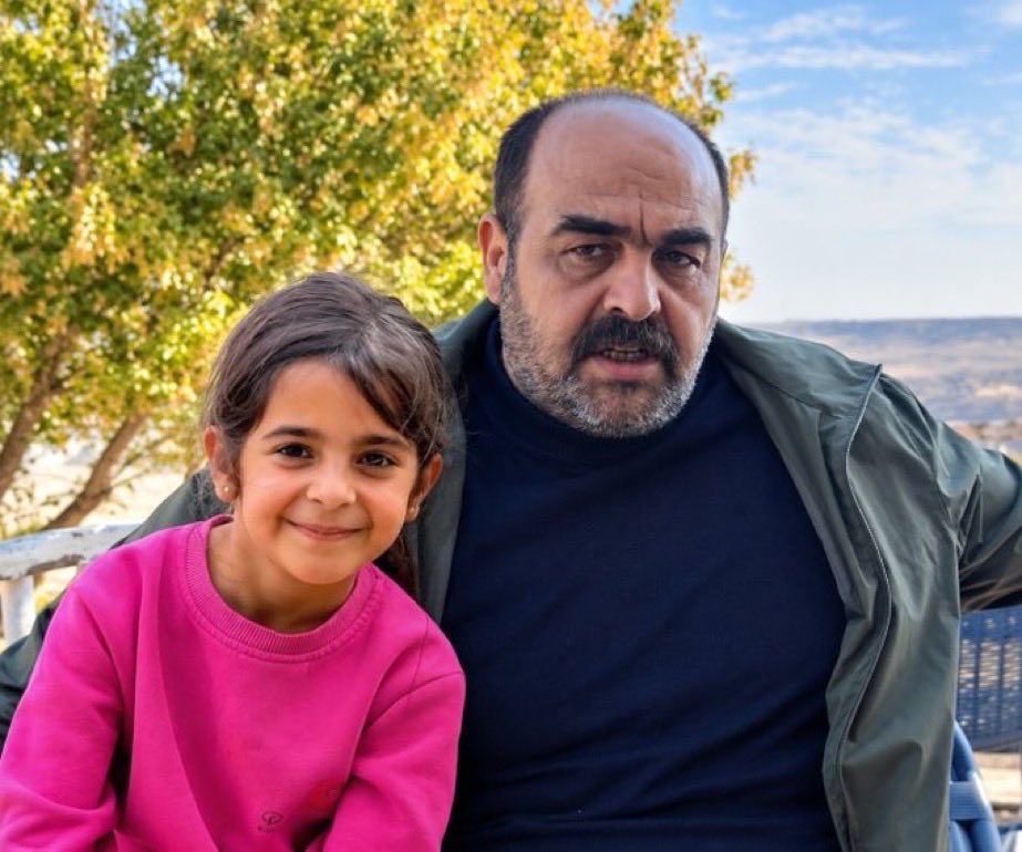 _tevhidgundemi's tweet photo. Narin Güran’ın babası adalet için Ankara’ya yürüyecek

🔻Diyarbakır'da katledilen Narin Güran'ın babası Arif Güran, adalet talebiyle Ankara'ya yürüyeceğini duyurdu.

🔻 Güran, 19 Eylül 2026 Cumartesi günü saat 11.00’de kızının mezarı başında basın açıklaması yaptıktan sonra Diyarbakır’dan yola çıkarak Cumhurbaşkanlığı Külliyesi’ne doğru tek başına yürüyecek.