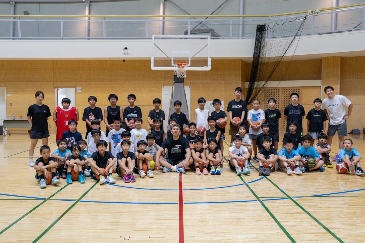 30project_imamu's tweet photo. 【30project活動報告🤟】

今村佳太による「新潟バスケットボールクリニック」を8月1日に開催。

当日は70名を超える子どもたちに参加していただきました。

午前の部は大学時代の同級生でもある木村嗣人選手、元新潟アルビレックスBBラビッツの山澤恵選手が特別ゲストに迎え合同でクリニックを行いました！

コアラマットレス様にもご協力いただき、
午前・午後の部でオリジナルマットレスをプレゼント🎁🐨

ご参加いただいた皆さま、そして開催にご協力いただいた皆さま、本当にありがとうございました！

今後も30Projectでは今村佳太、そしてファンの皆様と共に想いをカタチにする活動を続けてまいります。

＜オンラインサロンへのご入会はこちらから＞
https://t.co/SYDfqxc5PT

@imimk30 
＠KoalaMattressJP 

#今村佳太
#今村佳太オンラインサロン
#30Project
#koala 
#コアラマットレス