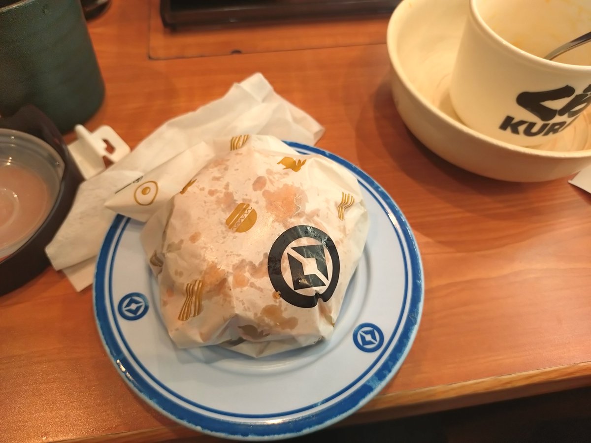 runa_ylumi's tweet photo. くら寿司の月見バーガー490円頼んでみた感想
全体的に小さすぎ。
ベーコン丸焦げボロボロ。。
魚要素なし。
オーロラソースの暴力。
肉は割と肉肉しい。
リピート無し。
以上 https://t.co/K5t0WbDUNN