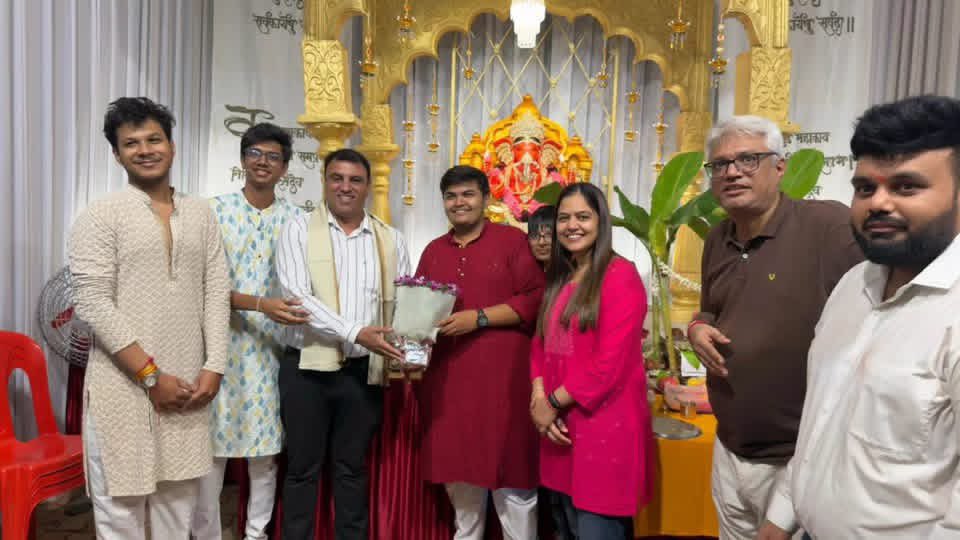 dr_sangore's tweet photo. गणेशोत्सवानिमित्त राजेश नगर युवा गणपती मंडळास भेट देऊन श्री गणरायाचे मनोभावे दर्शन घेतले. यावेळी मंडळाच्या पदाधिकारी व कार्यकर्त्यांशी संवाद साधत गणेशोत्सवाच्या हार्दिक शुभेच्छा दिल्या.
#RajeshNagar #GanpatiMandal #Ganeshotsav #GanpatiBappaMorya #DrSaurabhSangore https://t.co/EufSaEH5fb