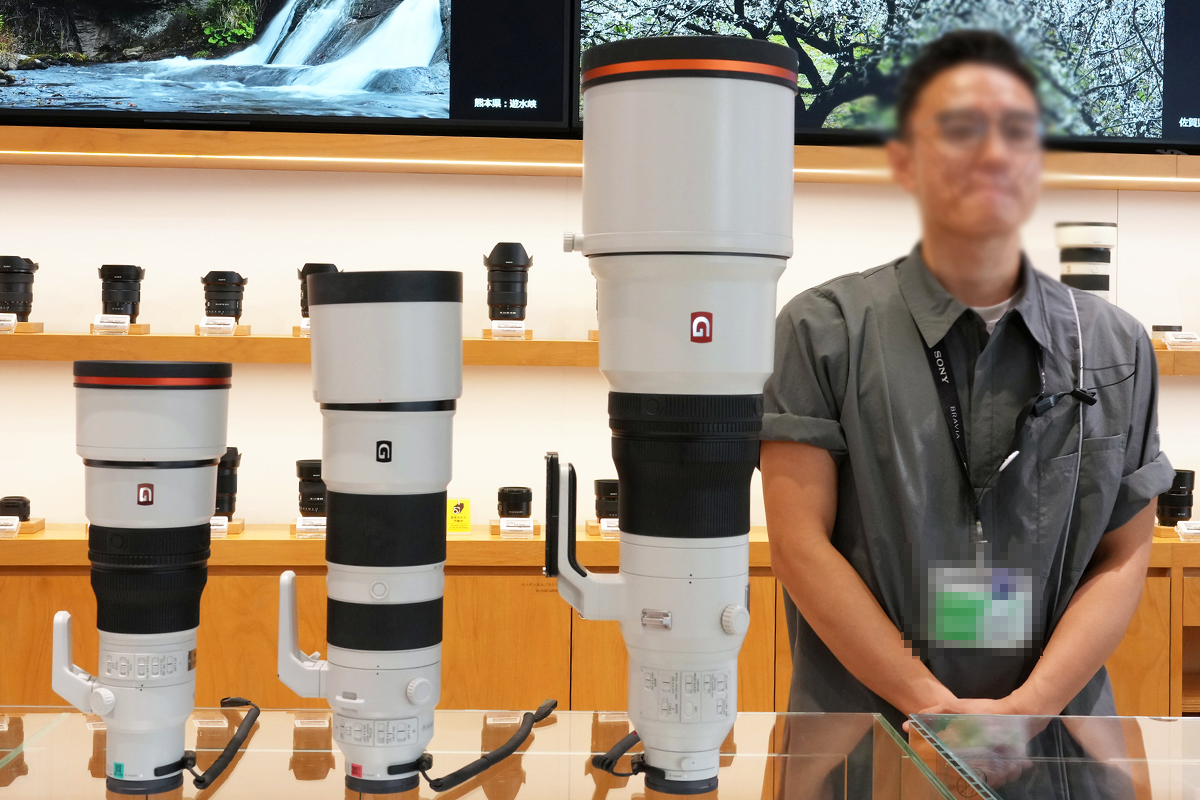 kunkoku's tweet photo. SEL600F63GM を、無理を言って SEL200600G、SEL600F40GM を並べていただきました。

人の大きさに対してロクヨンのインパクトがｗｗ

さらに質量の差がエグい！
SEL600F63GM　約995g
SEL200600G　　約2,115g
SEL600F40GM　約3,040g
（三脚座除く）
イチ、ニッ、サン（kg）みたいｗ

参考までにSEL400800G は、約2,475g。

超望遠レンズは今まで、現地に移動するまでも心が折れるし、撮影中にホールドしてるとき左腕が耐えられなくなるのがお約束だったんすよ(;ﾟ∀ﾟ)=3

https://t.co/JfuUM17TZo
https://t.co/hNxz212Yp5