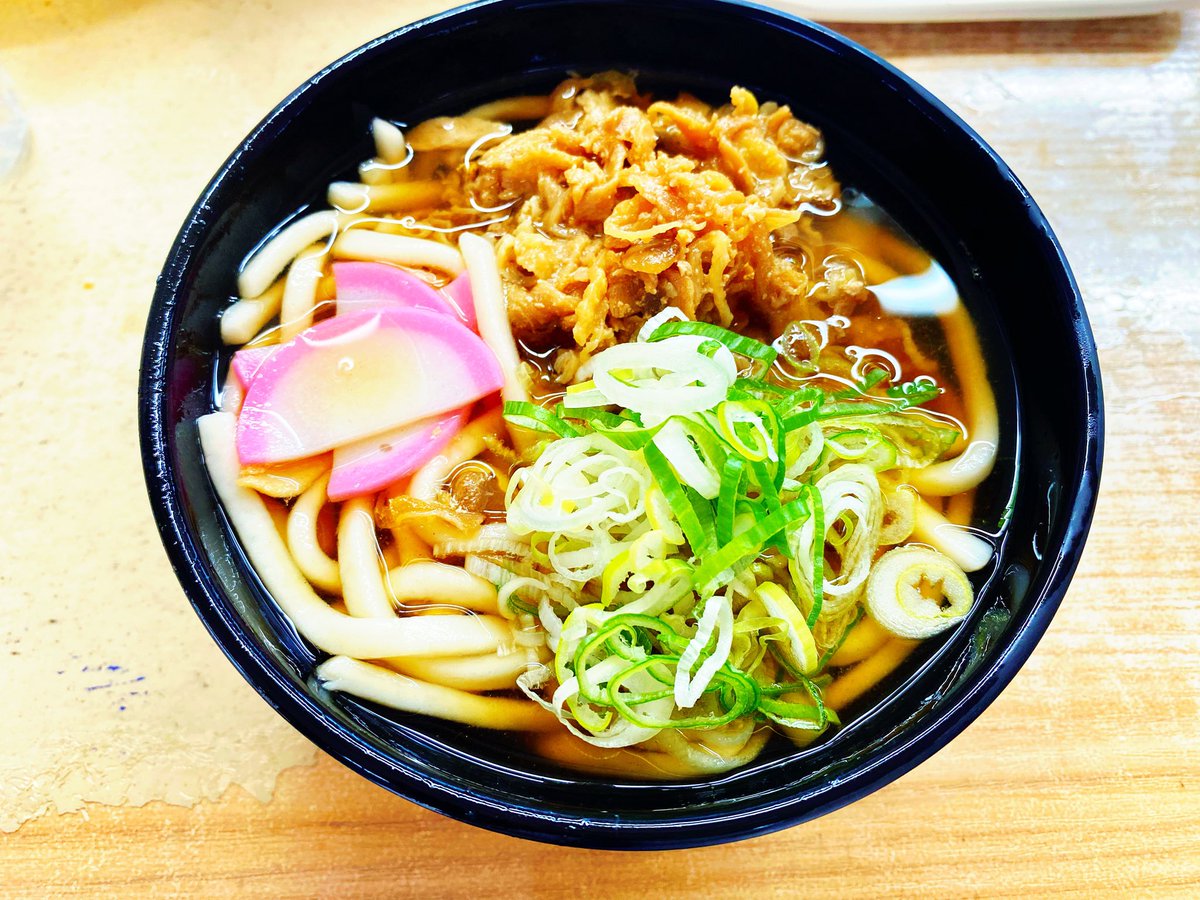 tajitajidesu's tweet photo. 北九州のJR小倉駅、7・8番ホームにある『かしわうどん』

甘めの出汁に、たくさんの「かしわ（鶏肉）」が染み込んで本当に美味しい！

昔からの大ファンです。
これからも「食べ続ける」というレールに乗っていくこと必至です。
また来るっちゃ！ https://t.co/tLbF5rbTAg
