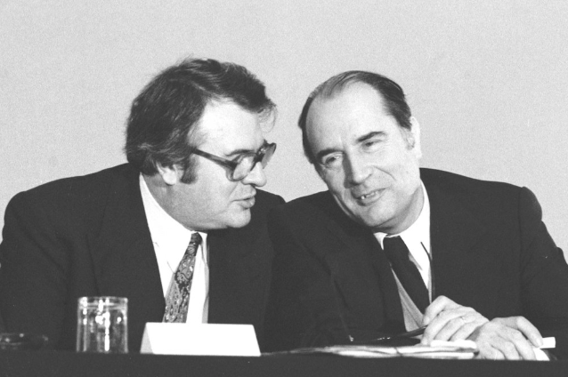 la_parole_patr's tweet photo. 🔴 50 DÉCISIONS QUI ONT COULÉ LA FRANCE

Épisode #5

30 décembre 1981 - L'impôt sur la fortune : la guerre déclarée au capital productif  

Après l'école, les frontières, la santé et l'État de droit, le matraquage fiscal s'est abattu sur l'épargne et l'investissement.  

Le 30 décembre 1981, dans la loi de finances pour 1982, le gouvernement Mauroy instaure l'impôt sur les grandes fortunes (IGF), ancêtre direct de l'ISF.  

Pour la première fois, la France ne taxe plus seulement les bénéfices ou les revenus, mais le stock de patrimoine lui-même, indépendamment de son rendement réel. 

Une mesure idéologique vendue sous l'étiquette de « justice sociale » qui va durablement pénaliser le financement de l'économie réelle.  

Avant 1981 :
• Une fiscalité assise principalement sur les flux et la création effective de richesses.
• Des capitaux privés mobilisables sur le territoire pour soutenir le développement des entreprises.
• L'accumulation d'un capital domestique n'était pas traitée comme une faute morale.  

Après 1981 :
• L'hémorragie de l'exil fiscal : selon les estimations, près de 19 000 assujettis ont quitté le pays sur la durée du dispositif.
• Une fuite massive de capitaux : près de 100 milliards d'euros (valeur actualisée) évaporés au détriment du capital-risque, de l'innovation et des PME.
• Un impôt au rendement budgétaire très faible (environ 1,5 % des recettes fiscales), mais au coût économique et productif destructeur.  

L'illusion technocratique est totale : en pénalisant les investisseurs et les actionnaires de long terme, l'État a chassé les talents sans enrichir un seul Français.  

La France a troqué la force de son tissu productif contre un symbole de défiance fiscale. 

(Épisode #6 : Les lois Defferre et le mille-feuille territorial de 1982)  

Source : rapport de l'Institut Thomas More « 1975-2025 : Les 50 décisions qui ont coulé la France »
