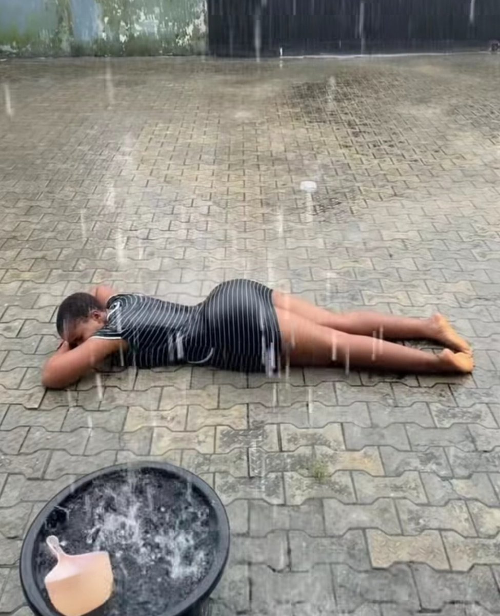 __CD2_'s tweet photo. See wetin my neighbour de do inside rain 😭 https://t.co/KrfeFVh3Fx