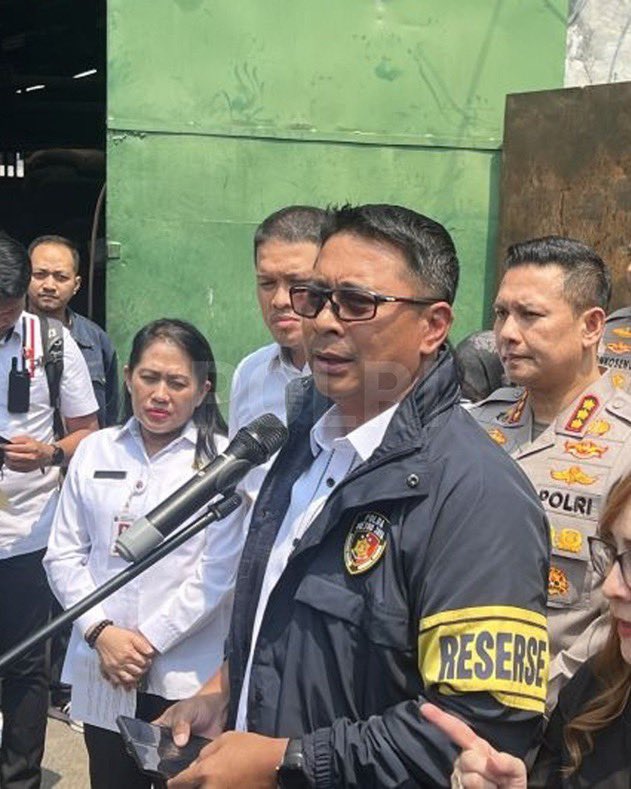 Res1Tulungagung's tweet photo. Polda Metro Jaya mengungkap dugaan penyelundupan 49,85 ton kacang tanah asal India yang disimpan di sebuah gudang di Jalan Kertajaya Raya, Penjaringan, Jakarta Utara.Komitmen Berantas Tindak Kriminal dan #TerdepanTegakkanHukum https://t.co/S0JgxcL3TS
