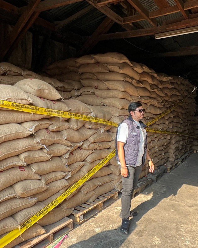 Res1Tulungagung's tweet photo. Polda Metro Jaya mengungkap dugaan penyelundupan 49,85 ton kacang tanah asal India yang disimpan di sebuah gudang di Jalan Kertajaya Raya, Penjaringan, Jakarta Utara.Komitmen Berantas Tindak Kriminal dan #TerdepanTegakkanHukum https://t.co/S0JgxcL3TS