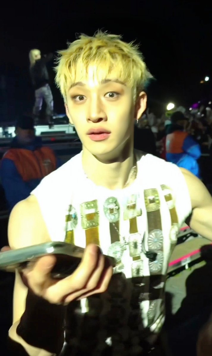 youtiful_chan's tweet photo. 찬이 스테이가 폰 떨어뜨린거 주워줬네ㅋㅋㅋㅋ  어리둥절 강아지 왤케 귀엽냐ㅠ https://t.co/iYS5oJNHq6