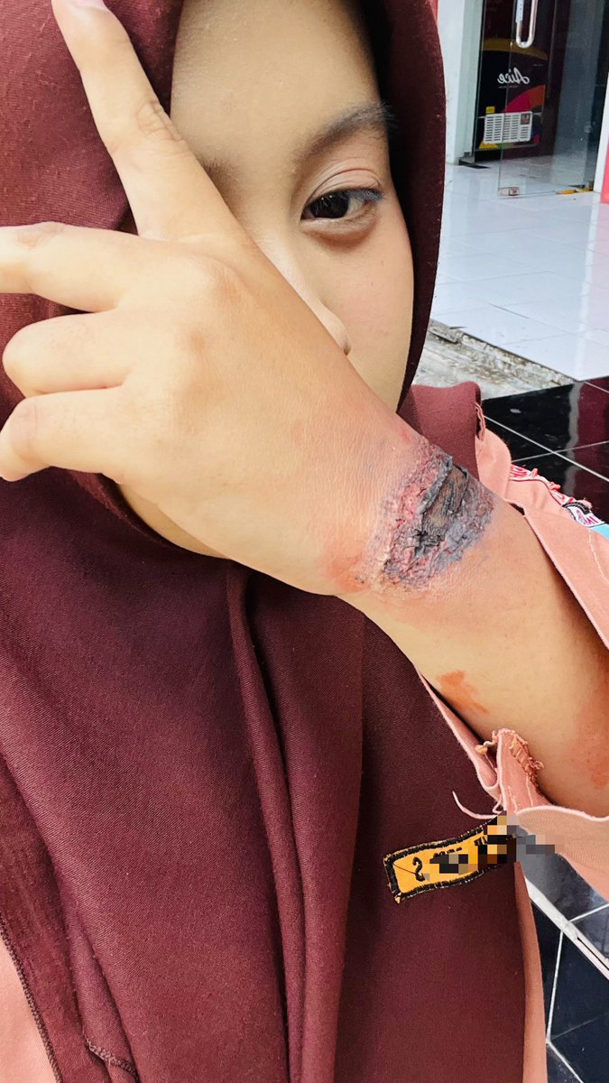 suivieaa's tweet photo. Tadi tanganku dimakeupin temen, gemesh keluar kelas banyak yang kena prank HAHAHAH✌🏻 https://t.co/1seqeR5WdD