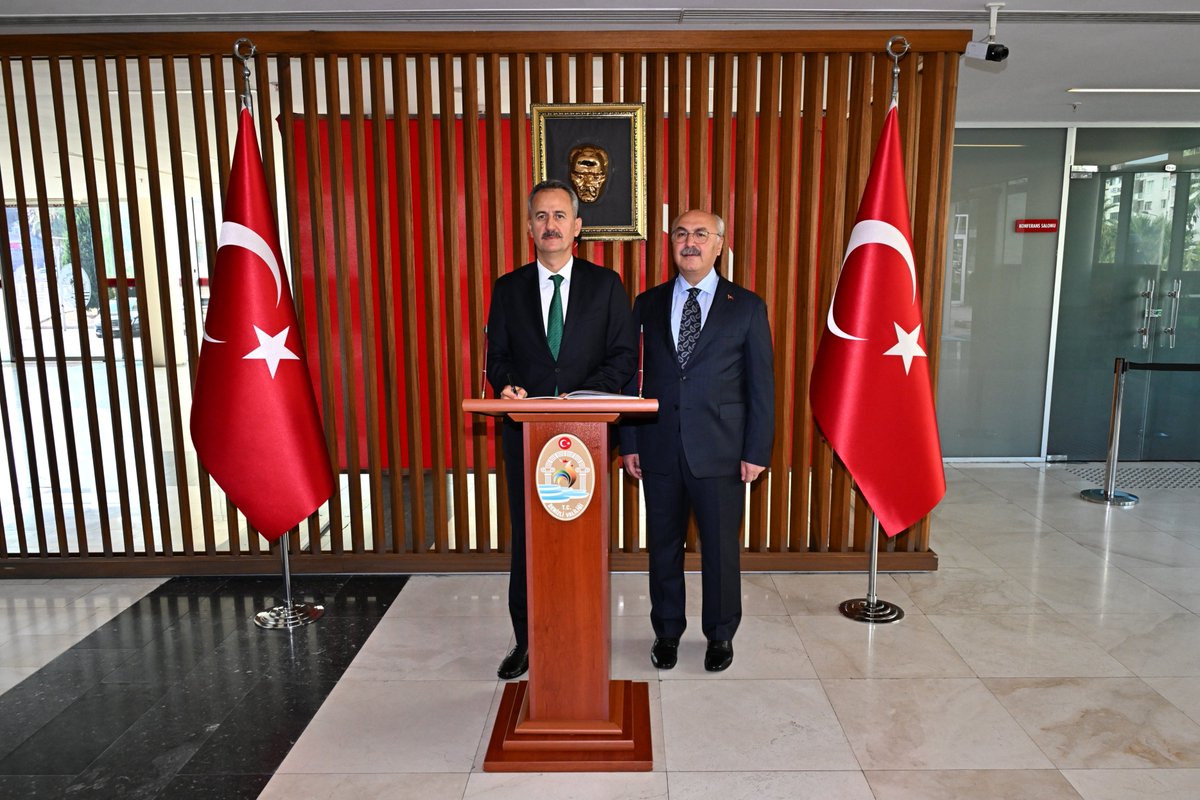 DenizliValiligi's tweet photo. 📌 Cumhurbaşkanlığı Savunma Sanayii Başkanı Prof. Dr. Haluk Görgün, Valiliğimizi ziyaret etti.

📌 Valimiz Sayın @yskosger ve il protokolü tarafından karşılanan Başkan Görgün, Valilik Şeref Defteri’ni imzaladı. Ardından Valimiz Sayın Köşger ile makamda bir görüşme gerçekleştirdi.

📌Görüşmede, Denizli’nin güçlü üretim altyapısı ve sanayi potansiyelinin ülkemizin savunma sanayisinin gücüne güç katacak şekilde değerlendirilmesine yönelik ilimizde yürütülen çalışmalar hakkında Valimiz Sayın Yavuz Selim Köşger tarafından Başkan Görgün’e bilgi verildi.

📌 Ziyaretin anısına Başkan Görgün tarafından Valimiz Sayın Köşger’e, Gök Vatan’daki yıldızımız Millî Muharip Uçağımız Kaan’ın maketi takdim edildi. Valimiz Sayın Köşger tarafından da Başkan Görgün’e, üzerinde adının yer aldığı, ilimizin geleneksel değerlerinden “Yatağan Palası” hediye edildi.

@SavunmaSanayii 
@TC_icisleri