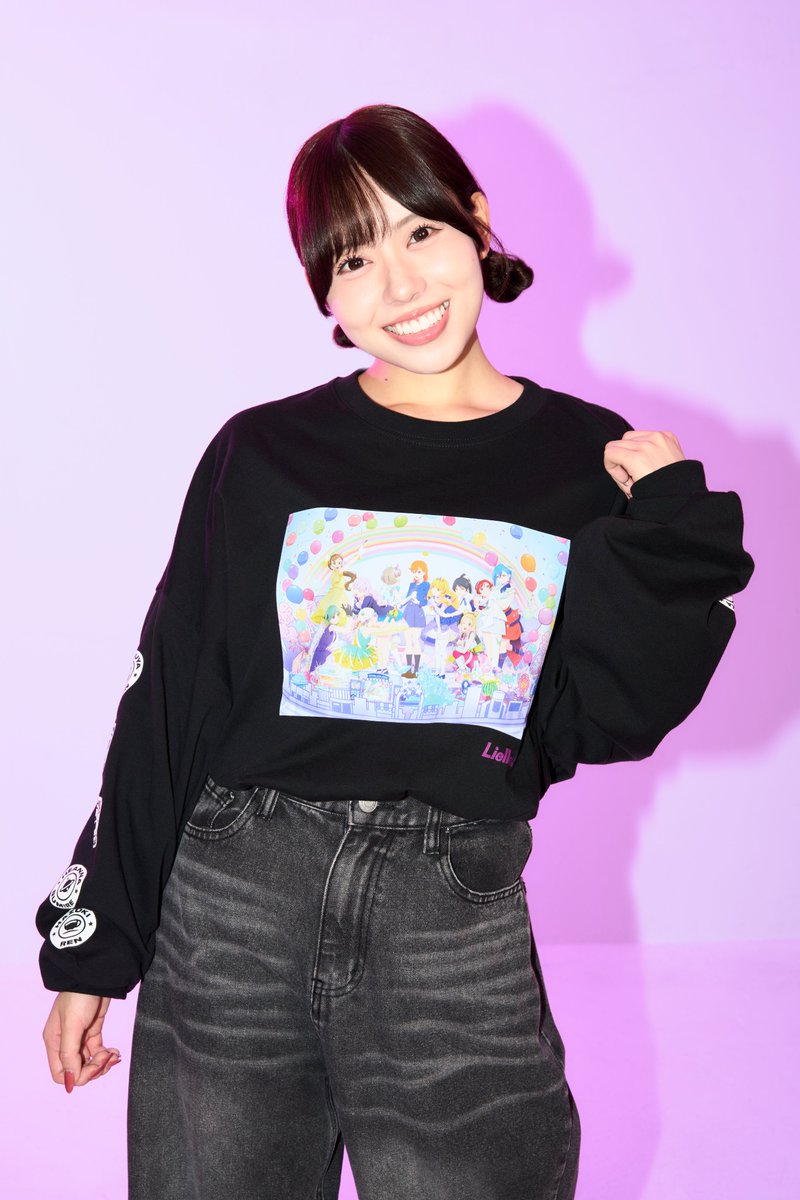 Liella_PLSP's tweet photo. 💫#スパスタ_5thアニバーサリー💫

TVアニメ『ラブライブ！スーパースター!!』5th Anniversary POP UP SHOP
＼\📢通販受付中📢 /／

受注期間：9/28(月)まで
ご予約はこちら✅
https://t.co/LbquwvlpHM

通販で3,000円(税込)以上お買い上げいただいた方に、通販限定「オリジナルKVステッカー」を1枚プレゼント❣️
さらに、通販新商品として伊達さゆりも着用の「KV ロングスリーブTシャツ」が追加✨

#lovelive #Liella