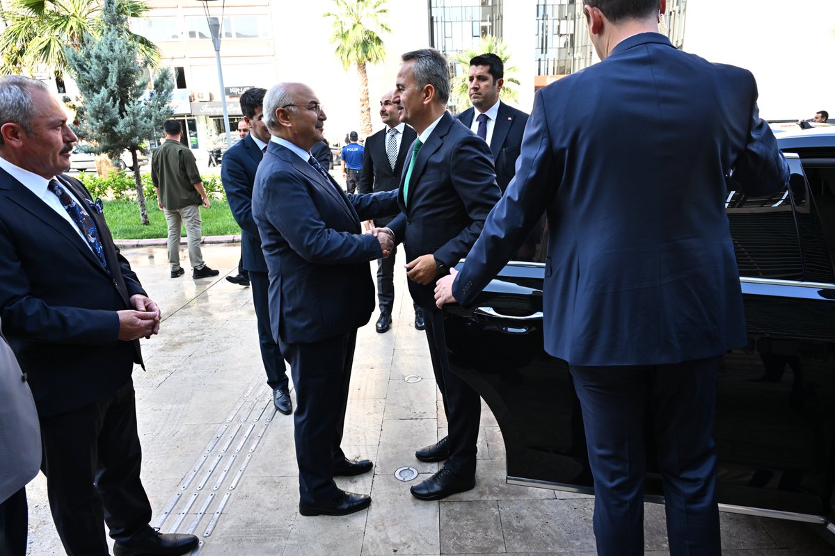 DenizliValiligi's tweet photo. 📌 Cumhurbaşkanlığı Savunma Sanayii Başkanı Prof. Dr. Haluk Görgün, Valiliğimizi ziyaret etti.

📌 Valimiz Sayın @yskosger ve il protokolü tarafından karşılanan Başkan Görgün, Valilik Şeref Defteri’ni imzaladı. Ardından Valimiz Sayın Köşger ile makamda bir görüşme gerçekleştirdi.

📌Görüşmede, Denizli’nin güçlü üretim altyapısı ve sanayi potansiyelinin ülkemizin savunma sanayisinin gücüne güç katacak şekilde değerlendirilmesine yönelik ilimizde yürütülen çalışmalar hakkında Valimiz Sayın Yavuz Selim Köşger tarafından Başkan Görgün’e bilgi verildi.

📌 Ziyaretin anısına Başkan Görgün tarafından Valimiz Sayın Köşger’e, Gök Vatan’daki yıldızımız Millî Muharip Uçağımız Kaan’ın maketi takdim edildi. Valimiz Sayın Köşger tarafından da Başkan Görgün’e, üzerinde adının yer aldığı, ilimizin geleneksel değerlerinden “Yatağan Palası” hediye edildi.

@SavunmaSanayii 
@TC_icisleri