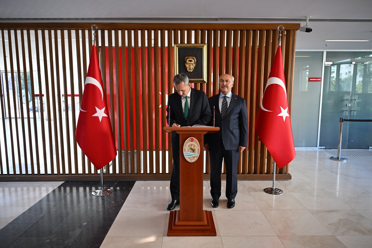 DenizliValiligi's tweet photo. 📌 Cumhurbaşkanlığı Savunma Sanayii Başkanı Prof. Dr. Haluk Görgün, Valiliğimizi ziyaret etti.

📌 Valimiz Sayın @yskosger ve il protokolü tarafından karşılanan Başkan Görgün, Valilik Şeref Defteri’ni imzaladı. Ardından Valimiz Sayın Köşger ile makamda bir görüşme gerçekleştirdi.

📌Görüşmede, Denizli’nin güçlü üretim altyapısı ve sanayi potansiyelinin ülkemizin savunma sanayisinin gücüne güç katacak şekilde değerlendirilmesine yönelik ilimizde yürütülen çalışmalar hakkında Valimiz Sayın Yavuz Selim Köşger tarafından Başkan Görgün’e bilgi verildi.

📌 Ziyaretin anısına Başkan Görgün tarafından Valimiz Sayın Köşger’e, Gök Vatan’daki yıldızımız Millî Muharip Uçağımız Kaan’ın maketi takdim edildi. Valimiz Sayın Köşger tarafından da Başkan Görgün’e, üzerinde adının yer aldığı, ilimizin geleneksel değerlerinden “Yatağan Palası” hediye edildi.

@SavunmaSanayii 
@TC_icisleri