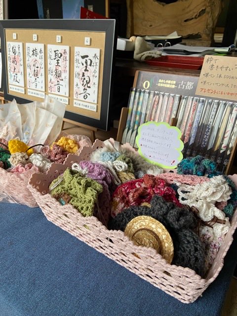 SokojiTemple's tweet photo. 飴ちゃんやコスメなどを入れるのにピッタリな巾着、秋に大活躍のシュシュなど、魅力的な作品がいっぱいです。

「一期一会」の作品を「一人一個」でお願いします🙏
ご縁ある品を選んだら、お声がけくださいね。 https://t.co/0HdeheyslF