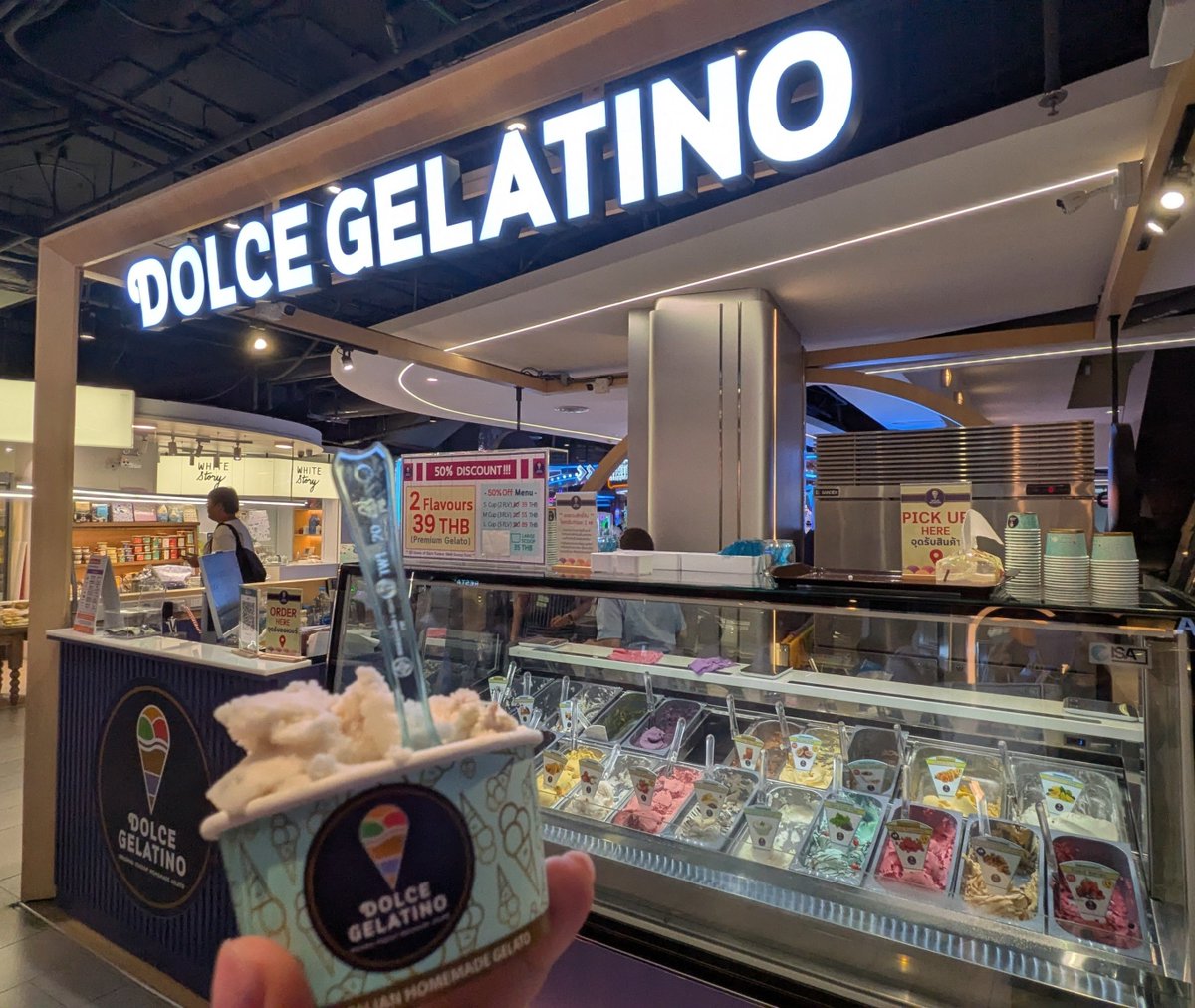 subaldayo's tweet photo. MBKの7階にジェラート屋さんができてた！

今は半額らしく、2種類で39バーツ✨️

私はラムレーズンとライチを選びました🍨

ライチが果肉入りで美味しい😋

📍DOLCE GELATINO https://t.co/g2ZpYTzlCt