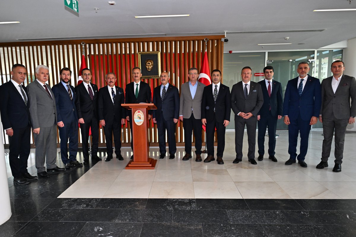 DenizliValiligi's tweet photo. 📌 Cumhurbaşkanlığı Savunma Sanayii Başkanı Prof. Dr. Haluk Görgün, Valiliğimizi ziyaret etti.

📌 Valimiz Sayın @yskosger ve il protokolü tarafından karşılanan Başkan Görgün, Valilik Şeref Defteri’ni imzaladı. Ardından Valimiz Sayın Köşger ile makamda bir görüşme gerçekleştirdi.

📌Görüşmede, Denizli’nin güçlü üretim altyapısı ve sanayi potansiyelinin ülkemizin savunma sanayisinin gücüne güç katacak şekilde değerlendirilmesine yönelik ilimizde yürütülen çalışmalar hakkında Valimiz Sayın Yavuz Selim Köşger tarafından Başkan Görgün’e bilgi verildi.

📌 Ziyaretin anısına Başkan Görgün tarafından Valimiz Sayın Köşger’e, Gök Vatan’daki yıldızımız Millî Muharip Uçağımız Kaan’ın maketi takdim edildi. Valimiz Sayın Köşger tarafından da Başkan Görgün’e, üzerinde adının yer aldığı, ilimizin geleneksel değerlerinden “Yatağan Palası” hediye edildi.

@SavunmaSanayii 
@TC_icisleri