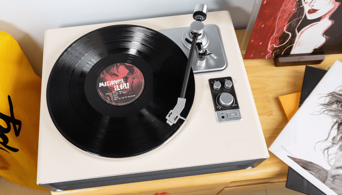 alesg269494's tweet photo. Lost in the warm rhythm of a vinyl record on a rainy afternoon—nothing hits quite like this. https://t.co/8Z6DsykDwQ