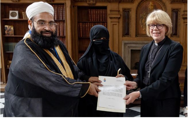 kumailsoomro's tweet photo. The Archbishop of Canterbury has withdrawn an interfaith harmony award given to Hafiz Tahir Ashrafi after the Pakistani cleric past remarks praising Osama Bin Laden in 2007 surfaced. https://t.co/BhyKyEYPcV