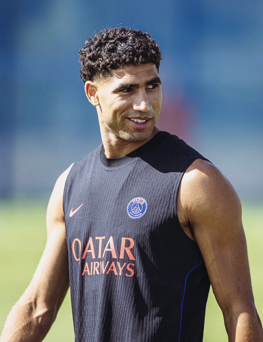 PSG_Report's tweet photo. 🚨🥇| Achraf Hakimi is carrying out individually training on the pitch today. @AbdellahBoulma https://t.co/1q9fVrafDr