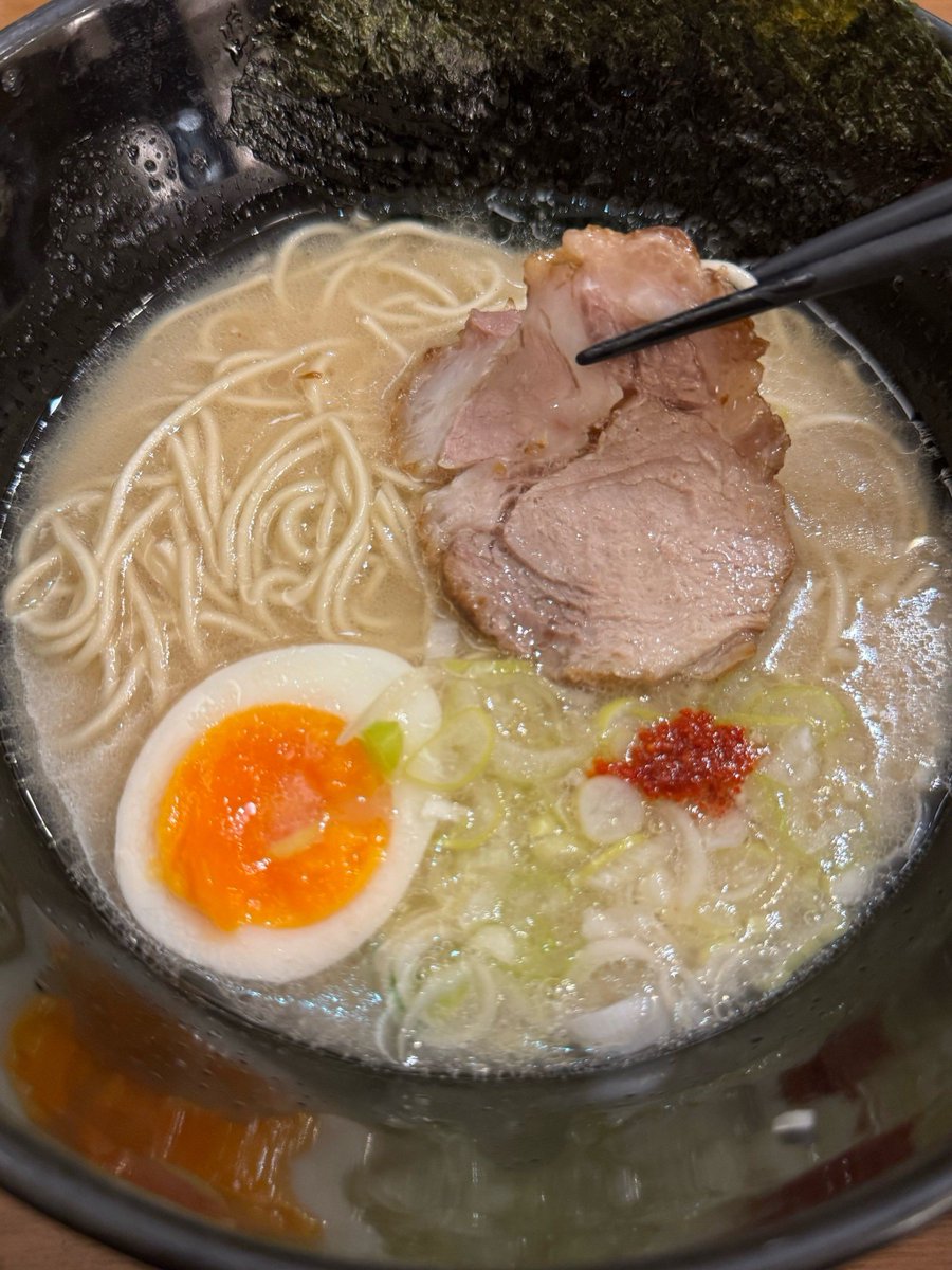 ViHoevelpb's tweet photo. Just discovered the coziest hole-in-the-wall ramen spot in town! Rich tonkotsu broth, perfectly chewy noodles, and those melt-in-your-mouth chashu Total comfort food win  10/10 would bring my foodie crew back next week! https://t.co/1Kp6yfsD9l