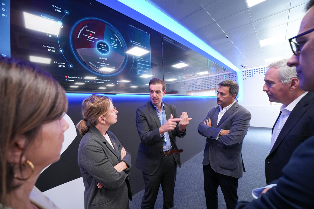 Estrategianet's tweet photo. Diputación de @Gipuzkoa se reúne con @AyesaNews Digital para conocer #Neuroqia, proyecto que combina #IA y #cuántica en el campo de la salud
https://t.co/mUhYig4Sts https://t.co/YVl0IMh126