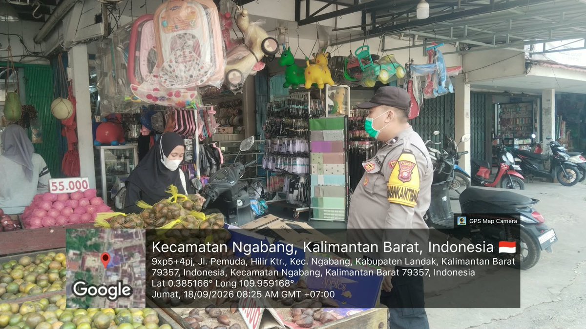 HumasNgabang's tweet photo. Bhabinkamtibmas Desa sambangi pedagang buah agar untuk tetap waspada terhadap kabut asap dan tetap memakai masker dalam kegiatan diluar ruangan https://t.co/0CPTFSz67I