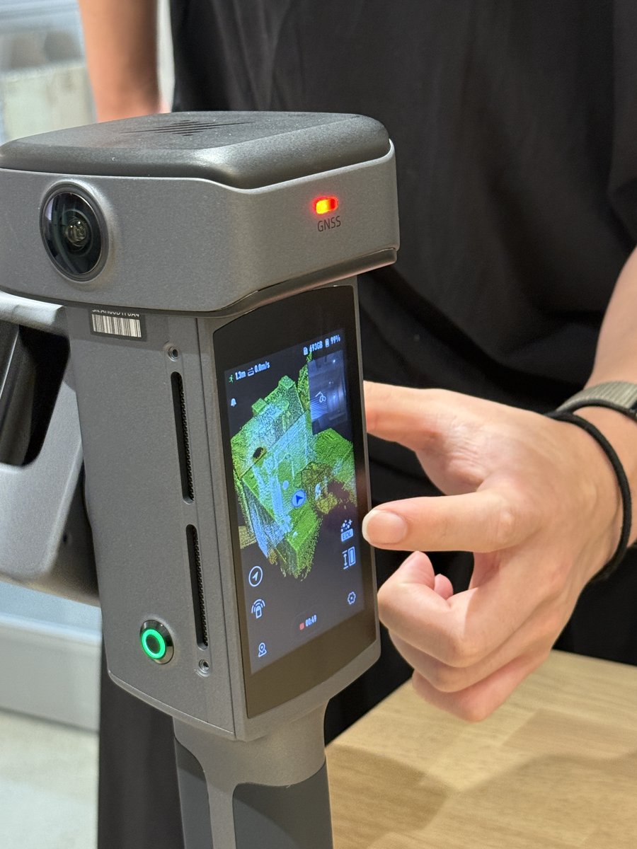 xgrids_ofcl_AR's tweet photo. XGRIDS JAPAN株式会社様で、新製品「Lixel L3」を体験させていただきました！

実機を持って屋外でも計測してみましたが、操作性・ハード・取得データともに、想像以上の進化を感じました👀

弊社にも9月末ごろにデモ機が到着予定です！
到着次第、さまざまな環境で検証しながら、L3の実力をお届けしていきます💪

#XGRIDS #LixelL3 #3Dスキャナー