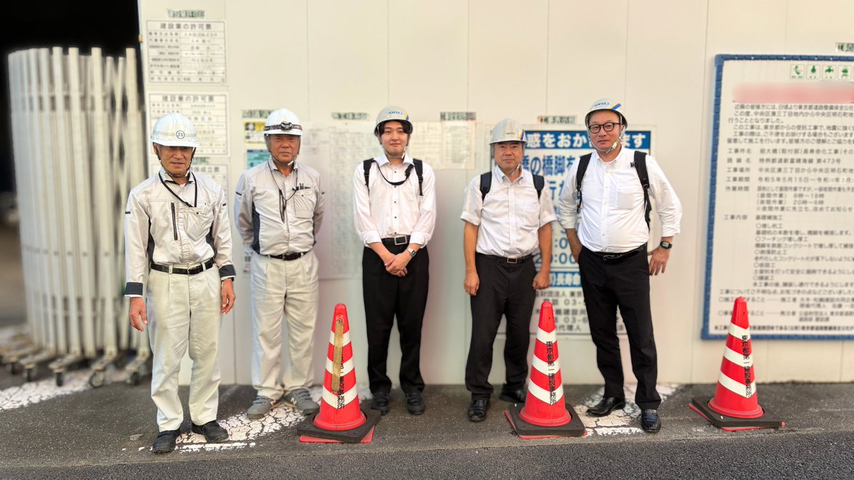 ohki_corp's tweet photo. 東京都中央区の土木工事現場を見学👷
大学では学べない現場のリアルに、学生からも積極的な質問がありました✨

幼い頃に震災を経験し、復興を見たことから「建設業で社会に貢献したい」という夢を持つ学生さん。
その志を、私たち大木建設は応援します🔥

#大木建設 #28卒 #オープンカンパニー https://t.co/wsDVf2rC76