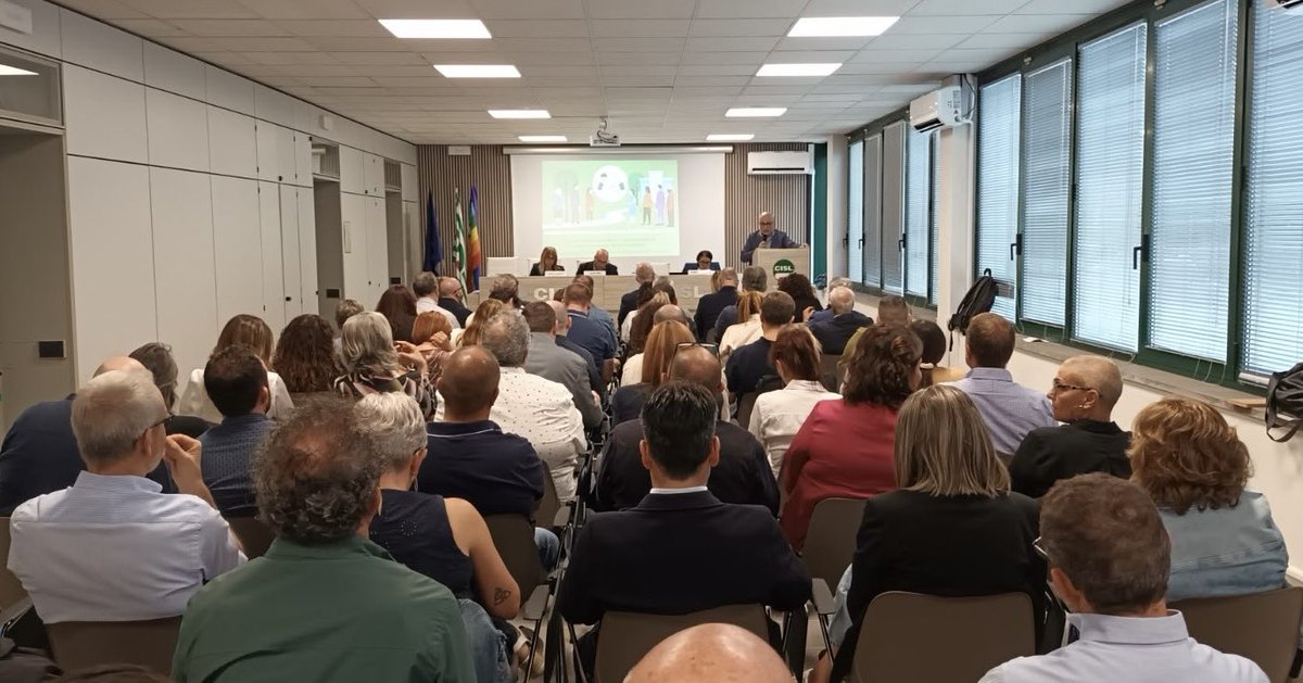 CislNazionale's tweet photo. Tappa a Parma per la Segretaria Generale della #Cisl, #DanielaFumarola, che oggi concluderà con il suo intervento i lavori del Consiglio Generale della UST Parma Piacenza.  
L’evento, intitolato “La Via Maestra della Contrattazione per un nuovo Patto Sociale. Partecipazione, Responsabilità e Centralità della Persona”, ha preso il via con un momento speciale dedicato all’intitolazione della sala a Gigi Bonfanti alla presenza della famiglia, seguito dalla relazione introduttiva del Segretario Generale Michele Vaghini.

@cislprpc