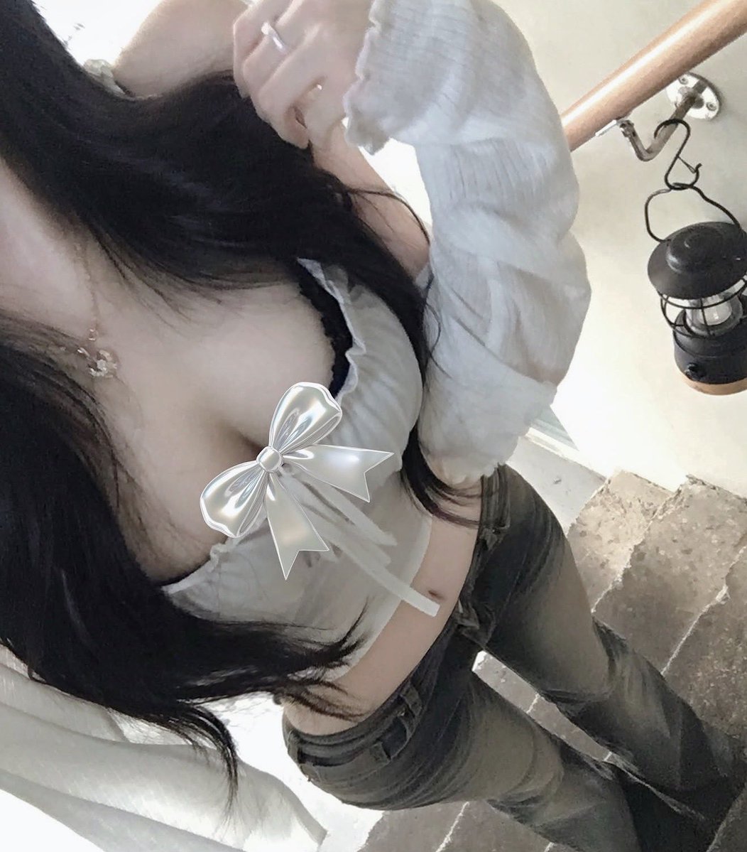 Euning_0's tweet photo. ootd https://t.co/NtYuQmIGAy