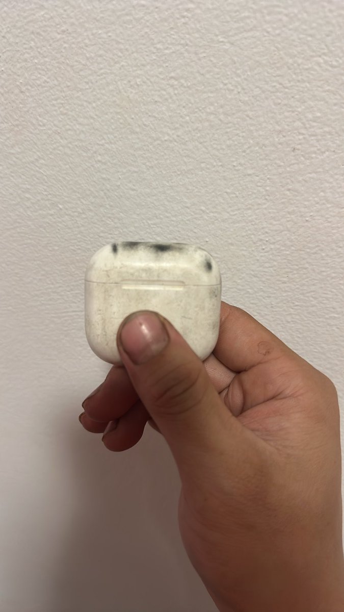 Jeff_Ye0h's tweet photo. 影响我换 AirPods 5 的原因是 AirPods 4 已经成为了工地音响，太脏了😅

买新耳机没两天就会变成这个鬼样子，还洗不干净 https://t.co/yP3GOLoncg