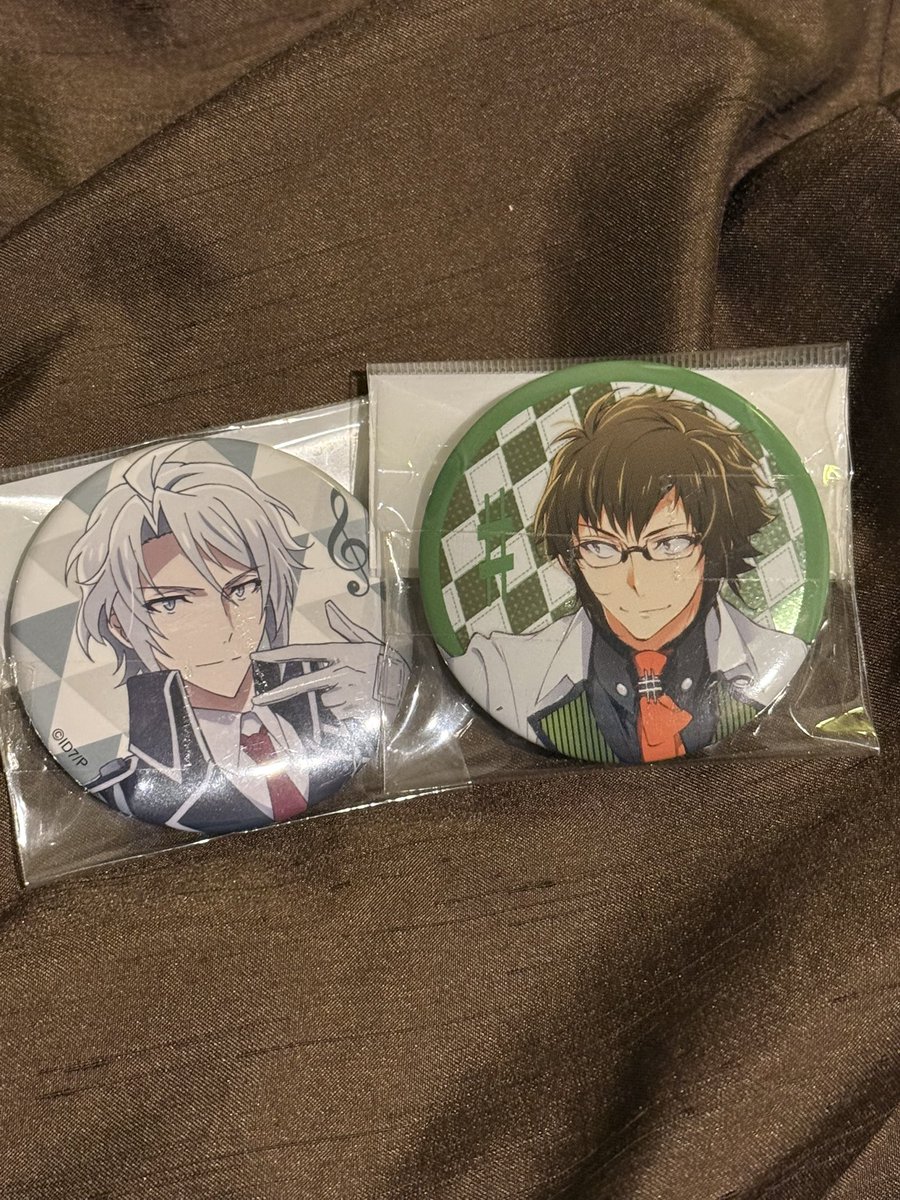 rAiNwInGs18's tweet photo. Matching Gakuyama badges 😮 https://t.co/lsiH7KcBve