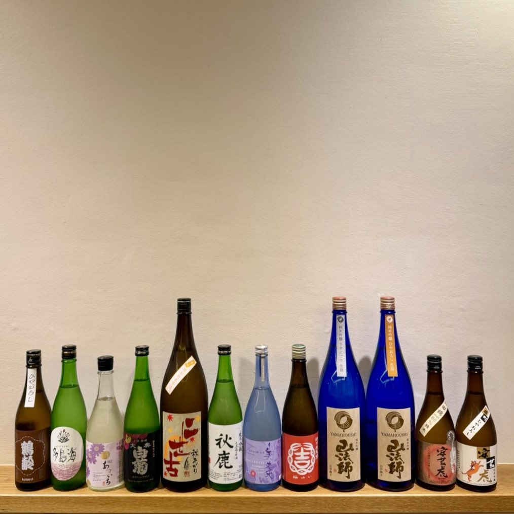 henachoko_tweet's tweet photo. \へなちょこ今週のラインナップ🍶/
東西南北各地から秋のお酒が集まりました❕
今週の飲み比べは、
高知「安芸虎」の雄町ひやおろし＆山田錦80％精米🐯
そして「山法師」のうすにごり生＆ひやおろし生詰！

「鶴齢」「大典白菊」「二世古」など秋酒もたっぷり。季節の味わいをぜひ飲み比べてください🍁 https://t.co/rV6NMTh5dN