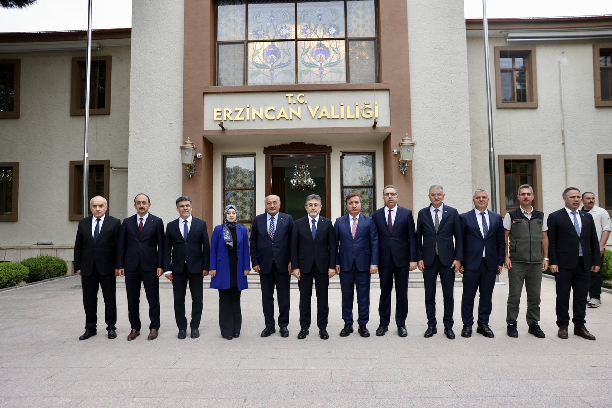 TCTarim's tweet photo. Bakanımız Sayın @ibrahimyumakli, Erzincan Valiliğini ziyaret ederek Vali Doç. Dr. Hamza Aydoğdu’dan, il genelindeki yatırımlar ve yürütülen projeler hakkında bilgi aldı. https://t.co/QMz8hPqxme