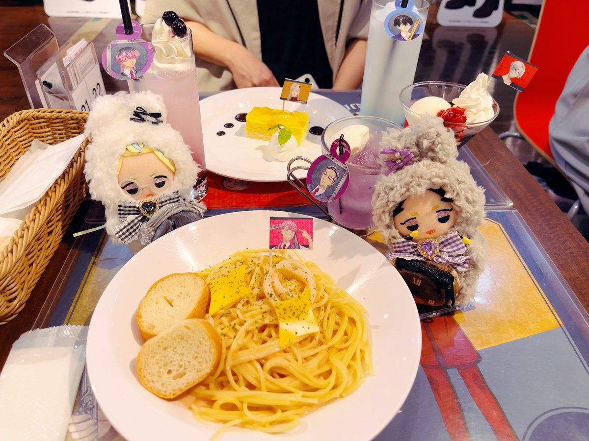 02_VENEROAD's tweet photo. 本日はプリンセスカフェ東京リベコラボに行ってきました〜🎉
会期中1回しか行けないからできる範囲で飲食頑張った😇
コースターは残念ながら竜胆出ず……誰か交換しません？😂 https://t.co/Qwuieqev4p