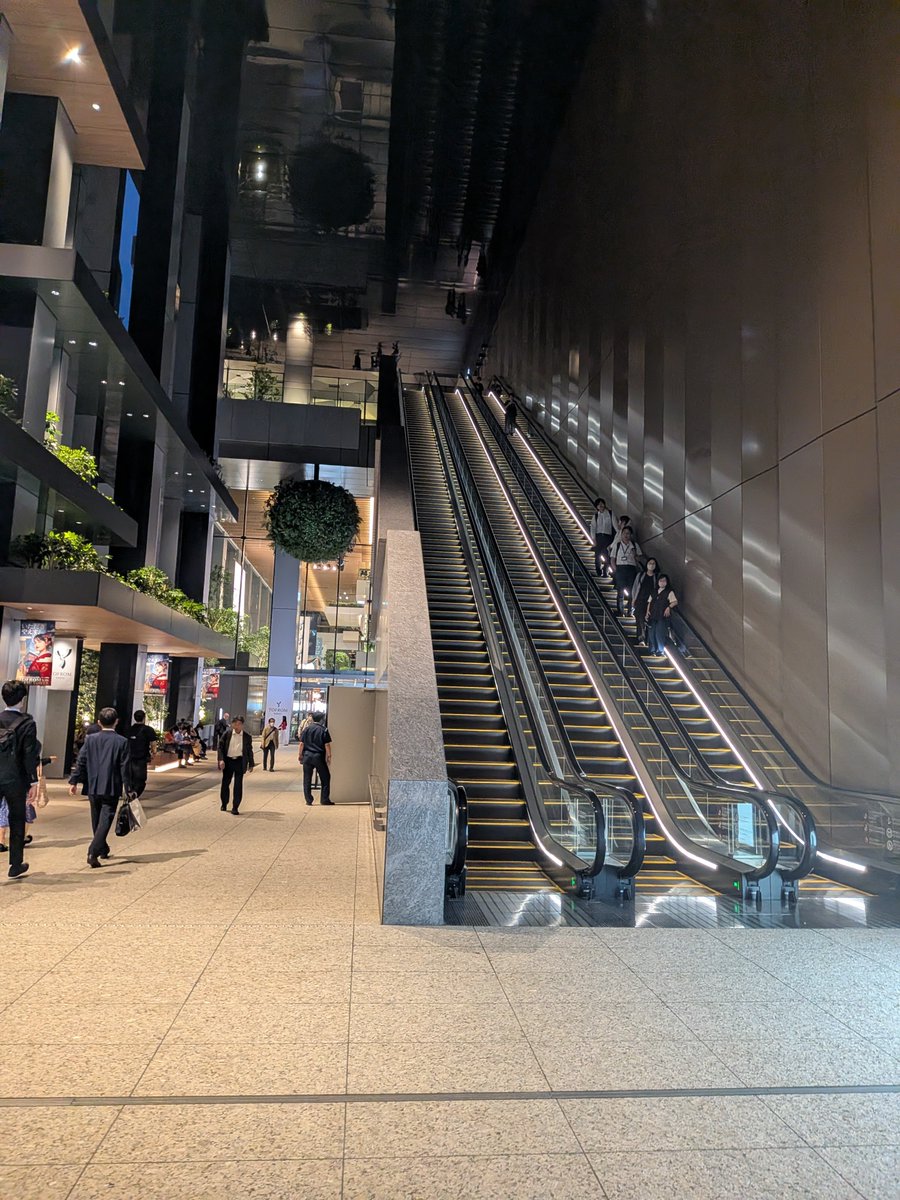 risap_mahjong's tweet photo. ものすっごく珍しく、東京駅で迷わずにまっすぐ目的地にたどり着けた
なお目的地のTOFROM内では迷ってオフィスフロアにたどり着いた https://t.co/hdnYZ9Cfqp