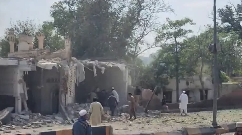 Hammadrx14's tweet photo. کوہاٹ میں جمعہ کی نماز کے دوران پولیس لائن مسجد میں دھماکہ https://t.co/qFkINGxrsm