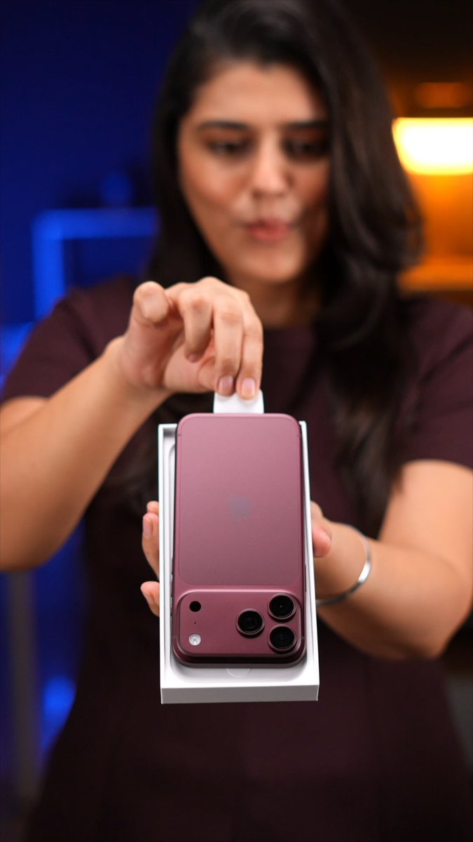 StyleListings's tweet photo. The iPhone 18 Pro Max unboxing is Live now ✔️ https://t.co/FYlPDprk3U