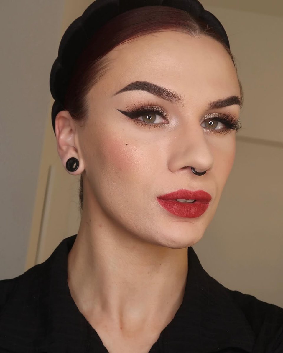AshantiRumyvb5's tweet photo. Winged liner &amp; red lips 💋🔥 

@maccosmeticsnordics Lip Pencil in “Brick” &amp; Locked Kiss Ink in “Poncy” 

#maccosmetics #maccosmeticsnordics #redlips https://t.co/C3K1YitlSU