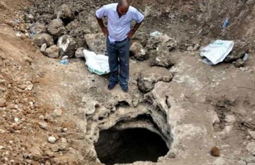 yeniyasamnews5's tweet photo. 📌 Atilla Uğur ve karanlık geçmişi

▪️Kızıltepe JİTEM Davası: Mêrdîn Qoser’de 1992-1996 yılları arasında 22 kişinin yasadışı infaz edilmesi veya zorla kaybedilmesi 

▪️Bıçak Timi: JİTEM’e bağlı, asker, korucu ve itirafçılardan oluşan 'Bıçak Timi' Qoser’de faaliyet gösterdi

▪️Yusuf Tunç: 1993’te kaçırıldı, bir daha kendisinden haber alınamadı

▪️Abdulvahap Ateş: 1994’te asker ve korucular tarafından götürüldü, kendisinden bir daha haber alınamadı 

▪️Birlik ailesi: 1995’te Kızıltepe Cezaevi önünden kaçırıldı. Yapılan Zeki Alabalık ve Zübeyir Birlik’in bedenlerine ulaşıldı

▪️Yalçınkaya kardeşler: Nurettin ve Necat Yalçınkaya 1995’te kaybedildi; 2009’daki kazılarda bir su kuyusunda bedenlerine ulaşıldı

▪️Abak ailesi: Mahmut Abak ve Mehmet Emin Abak 1995’te kaybedildi, ardından cenazelerine ulaşıldı

https://t.co/p96hGzY7OE