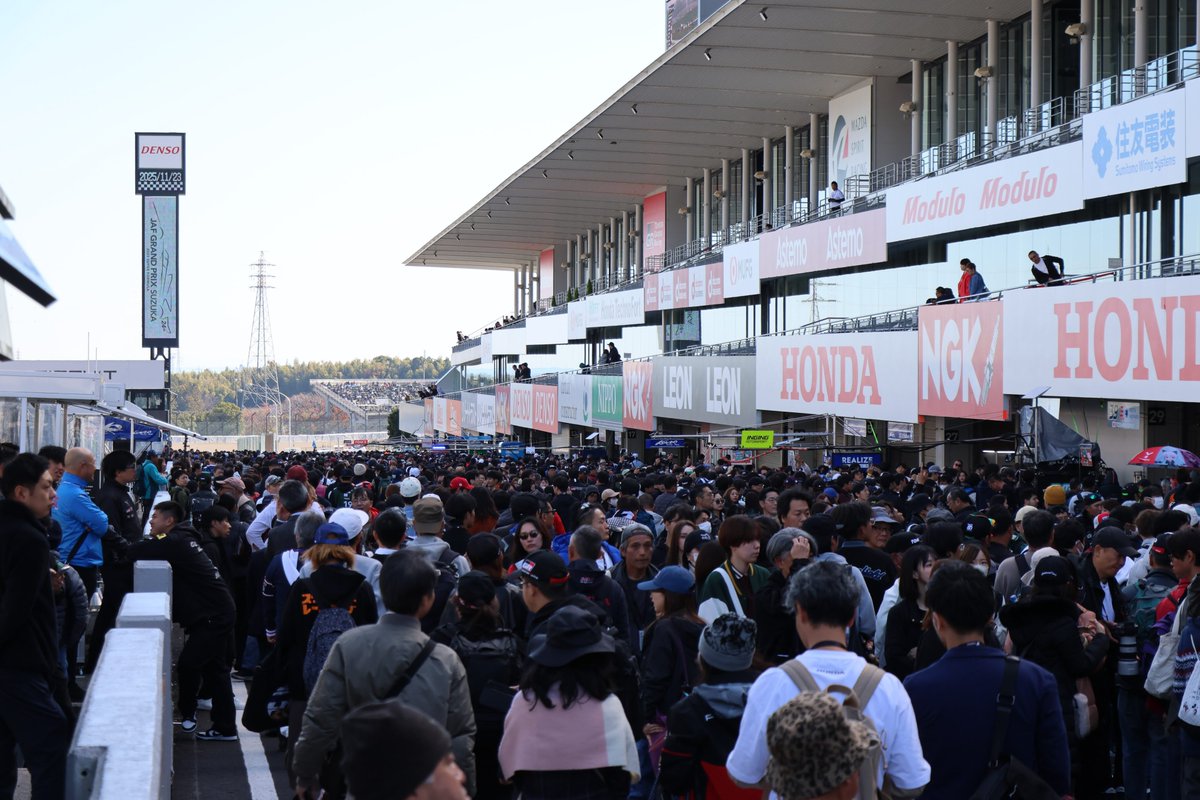 suzuka_event's tweet photo. 11月21(土)･22(日)開催「2026年 全日本スーパーフォーミュラ選手権 第11戦・第12戦 第25回JAF鈴鹿グランプリ」

いよいよ来週、9月27日(日)11:00よりチケット販売開始！タイムテーブルも公開中です。観戦プランの参考にどうぞ！
▼詳しくはこちら
https://t.co/akJ0PJAzdA
#SFormula #JAFGP https://t.co/NgVpKVm4C6