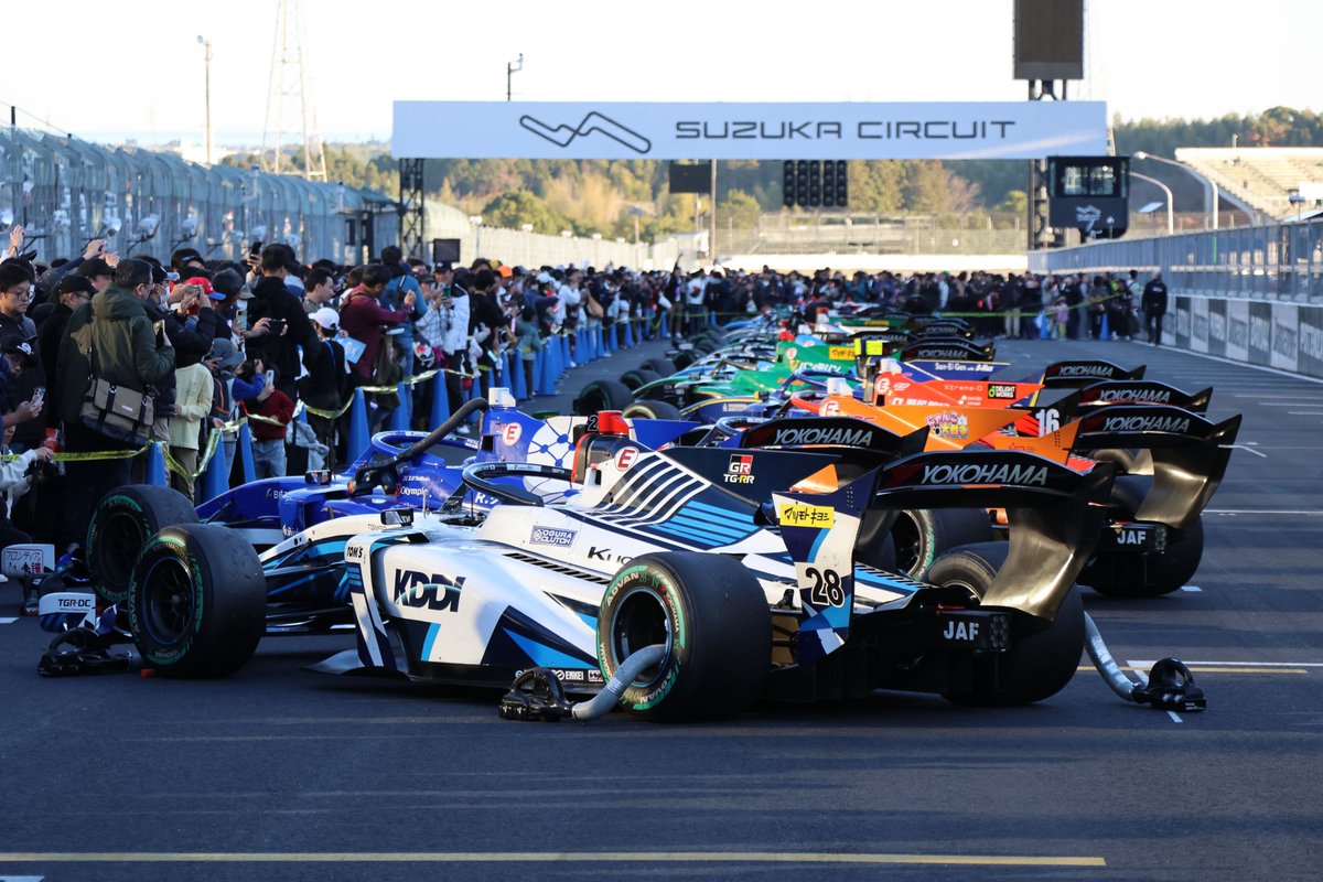 suzuka_event's tweet photo. 11月21(土)･22(日)開催「2026年 全日本スーパーフォーミュラ選手権 第11戦・第12戦 第25回JAF鈴鹿グランプリ」

いよいよ来週、9月27日(日)11:00よりチケット販売開始！タイムテーブルも公開中です。観戦プランの参考にどうぞ！
▼詳しくはこちら
https://t.co/akJ0PJAzdA
#SFormula #JAFGP https://t.co/NgVpKVm4C6