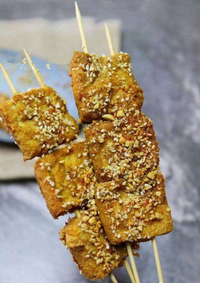 smilc631107's tweet photo. [Late-night snack run = 10 mins of pure joy. Hot crispy fried stinky tofu on a cold street Total vibe. ]， https://t.co/8GOzQ7rYV2