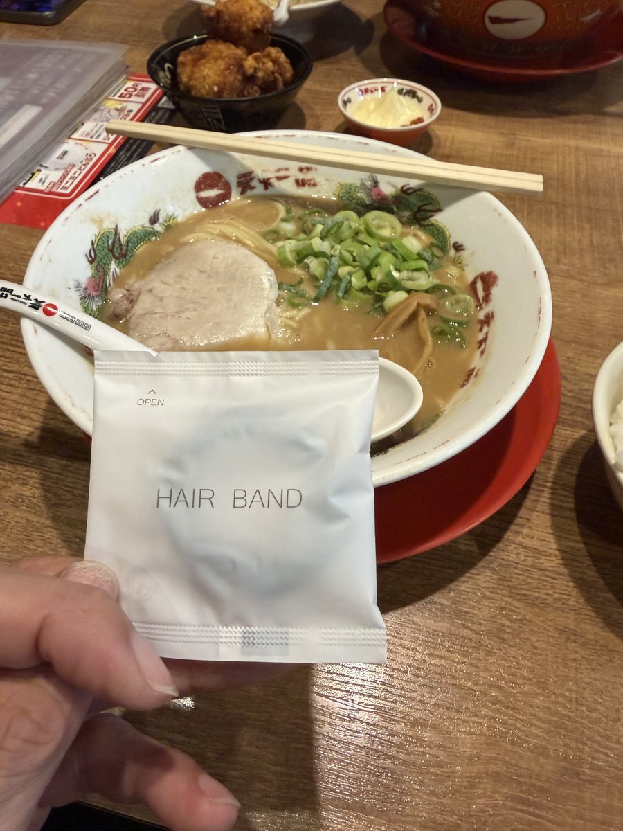 koi_hotaru's tweet photo. 昨日、趣味仲間(ゴリゴリのおっさん)と天一食べに行くと、カワ���イ店員さんがラーメンと一緒に
よかったらゴム使ってくださいね❣️
と���出してくれた😆
今はそんなに髪長くないので使わずにそのままカバンに入れると、友達が妙にソワソワしはじめた…
多分想像しているゴムとは違うからね😉 https://t.co/AQWsXsDiJB