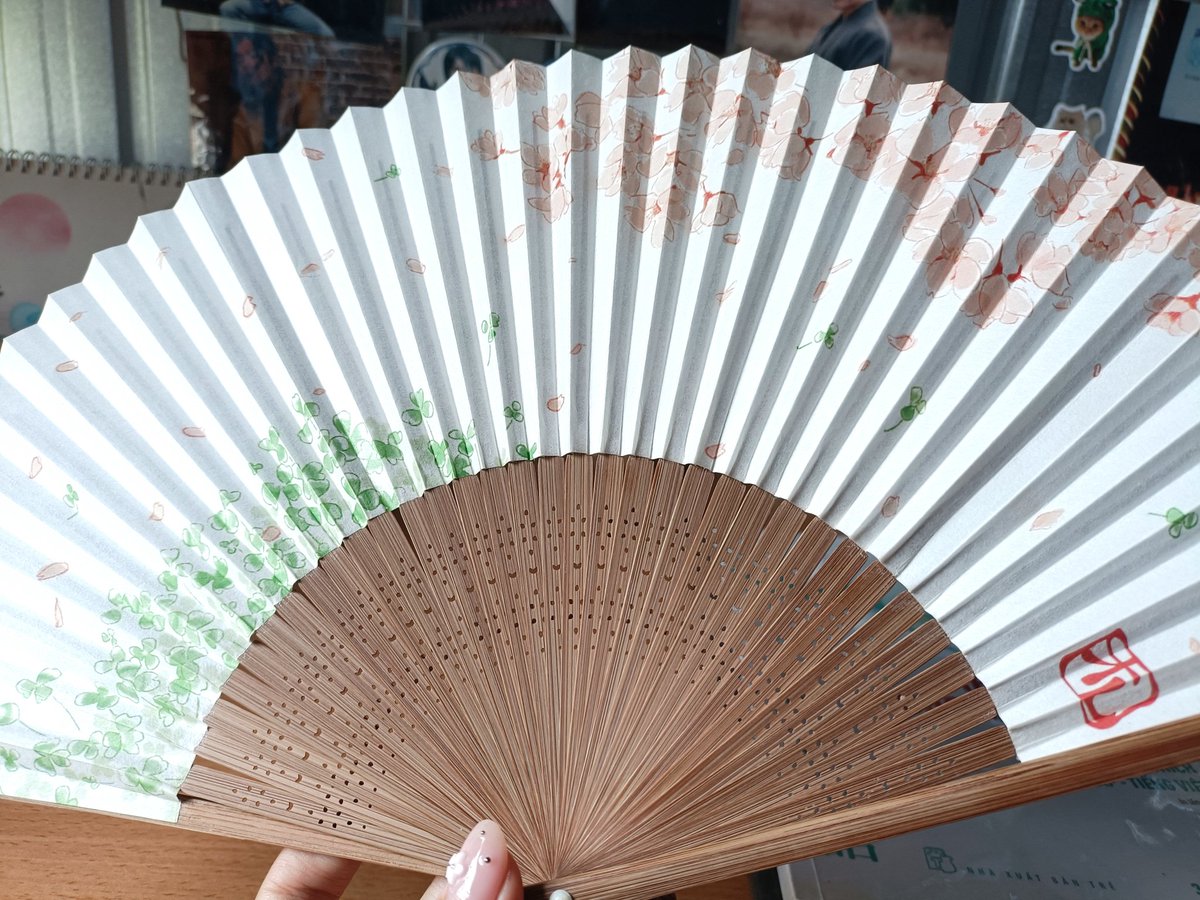 ngoctrang_999's tweet photo. 「#つかんでくれた手」扇子 sau 4 năm🪭
Tôi thường xuyên cất trong hộp và ít khi sử dụng vì sợ bị hỏng. Chiếc quạt vẫn còn mùi hương nhưng phần nhũ vàng ở đầu quạt đã phai hết rồi.
Ở Việt Nam hay nóng ẩm nhưng nó không hề bị mốc 😳 thật sự rất chất lượng https://t.co/JRZYurcpP3