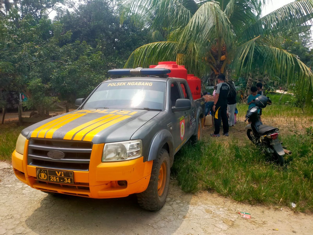 HumasNgabang's tweet photo. Polsek Ngabang Peduli "Pendistribusian Air Bersih Untuk Masyarkat" mengerahkan 1500 Liter air bersih dengan menggunakan Ran R4 Polsek Ngabang di Dusun Pesayangan Desa Raja akibat cuaca kemarau yang berkepanjangan https://t.co/IMHQ5jF2hY
