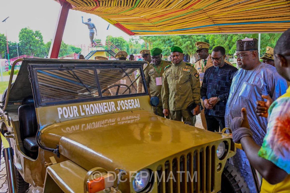 sigbf's tweet photo. Mémorial Thomas SANKARA : Les délégations de l’AES honorent la mémoire du Capitaine

En marge de la rencontre des Ministres chargés de l’Administration territoriale et de la Mobilité de la Confédération des Etats du Sahel (AES), les délégations malienne et nigérienne ont effectué, le mercredi 16 septembre 2026, une visite au Mémorial Thomas SANKARA, à Ouagadougou. Conduite par le Ministre d’Etat, Ministre de l’Administration territoriale et de la Mobilité, le Camarade Emile ZERBO, cette visite a été marquée par un moment de recueillement et de découverte de l’œuvre et des idéaux portés par le Capitaine Thomas SANKARA.

A l’issue de la visite, le Ministre de l’Administration territoriale et de la Décentralisation du Mali, Porte-Parole du Gouvernement, le Général de Brigade Issa Ousmane COULIBALY, a évoqué le souvenir du 15 octobre 1987, une date profondément ancrée dans la mémoire de nombreux Africains. « On se souvient du 15 octobre 1987 comme si c’était hier. On était très jeunes. C’était deux semaines après la rentrée de classe », a-t-il rappelé.

Le Général de Brigade Issa Ousmane COULIBALY a également souligné la portée historique et symbolique du Mémorial. « Chaque fille et chaque fils de l’Afrique qui fait un tour à Ouagadougou doit passer par là », a-t-il déclaré. Pour lui, les dynamiques actuelles de la Confédération des Etats du Sahel trouvent un écho dans certains idéaux défendus par Thomas SANKARA. « Ce que nous sommes en train de faire aujourd’hui avait commencé il y a très longtemps. Les germes étaient déjà là », a-t-il soutenu. 

Le Général de Brigade Issa Ousmane COULIBALY a, par ailleurs, insisté sur la persistance de l’héritage du Capitaine Thomas SANKARA et sur la responsabilité de la jeunesse africaine dans la poursuite des dynamiques engagées. « Le Capitaine Thomas SANKARA a laissé une tâche d’huile qui ne fera que se propager », a-t-il affirmé. 

S’adressant particulièrement à la jeunesse, il l’a invitée à comprendre que les actions entreprises aujourd’hui sont destinées à préparer son avenir et qu’il lui revient de poursuivre le combat engagé par les générations précédentes.

DCRP/MATM