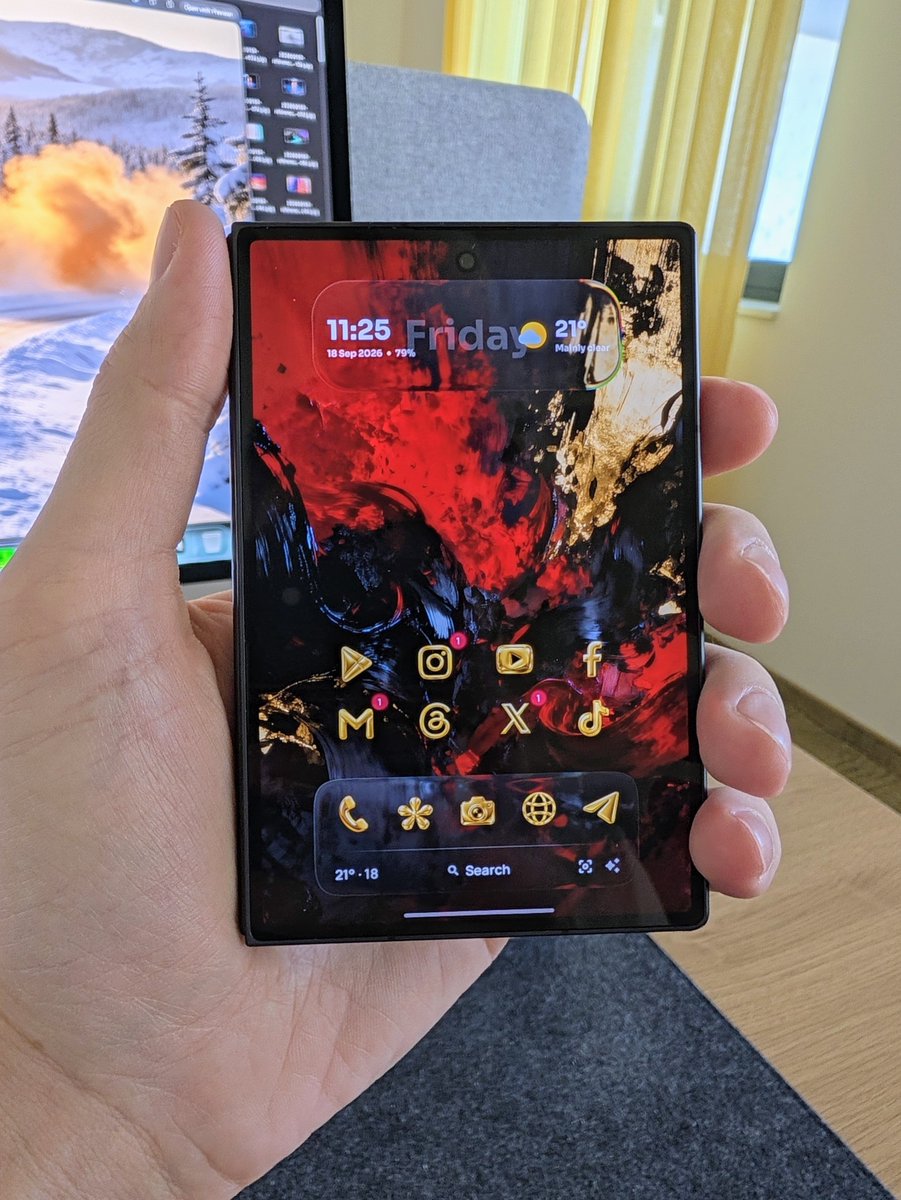 vukandric's tweet photo. Another Z Fold 8 hype post, but I really love this device so much! This cover screen looks so good 🔥 https://t.co/3r0JWeA6q6