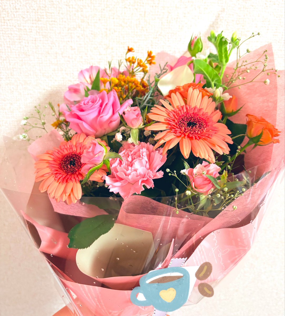 life_rw's tweet photo. 今日は母上の誕生日🎉👏

花好きやから誕プレと別に
花束プレゼントが毎年恒例だから
この日は我が家はカラフルになる🤣💐 https://t.co/P3V2aicsaG
