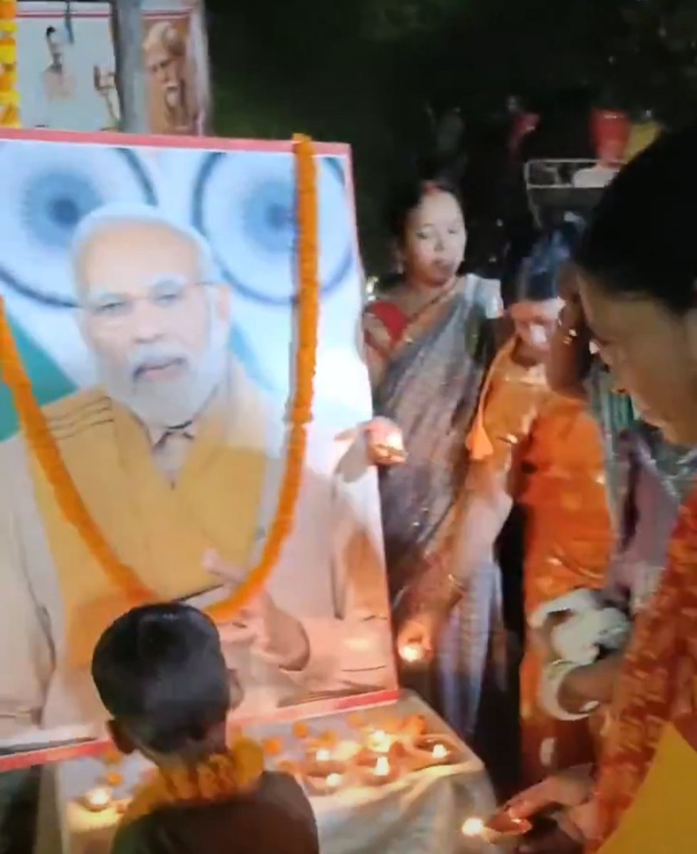WASEEMPRATAPGAR's tweet photo. क्या हम सब सही सोच रहे है ।😂😂🤡🤭
अंधभक्ति का आलम ऐसा है की पता ही नहीं चल रहा जन्मदिन मना रहे या कुछ और।😂😂 https://t.co/UosUlwAexg