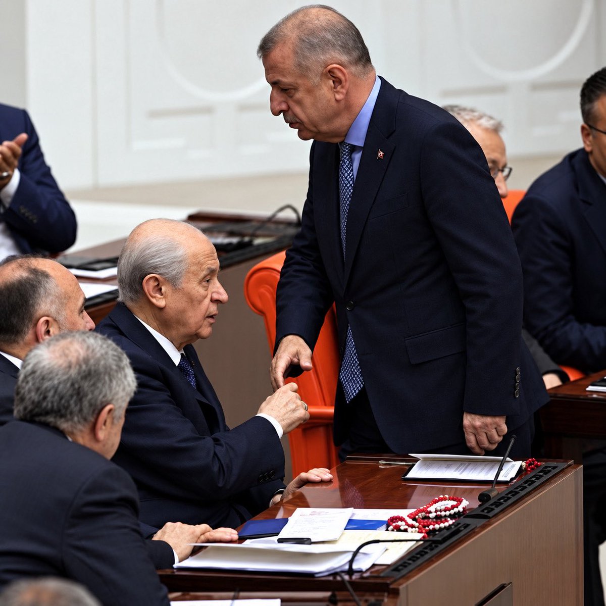 DailyTurkst's tweet photo. Ümit Özdağ, Devlet Bahçeli ile tanışıklığını anlattı:

• Devlet Bey’in adını 1970’li yıllarda lisede öğrenciyken duyardık.

• Kendisinin abisi, benim lisede matematik öğretmenimdi.

• Çok uzun yıllar bizim ‘Devlet Abimiz’ oldu.

• Almanya’da üniversiteyi bitirip geldiğimde Ankara’da kapısını ilk çaldığım isim oldu.

• MHP Genel Başkan Adayı olduğunda adaylık açıklamasını ben yazdım.

• 2023 seçimlerinde ‘Türkiye’de çok şey değişecek inşallah Türkiye değişmez’ dedi.

• Bu, ‘İnşallah Türkiye parçalanmaz. Biz bu projeyi başlatıyoruz ama inşallah Türkiye bölünmez’ demek.